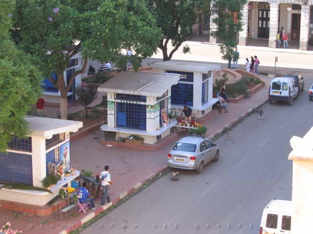 VOYAGE ORAN SEPTEMBRE 2006 241 14 sept. 06 - aprem - BAS DE LA PLACE HOCHE VERS LA RUE D ARZEW.JPG
